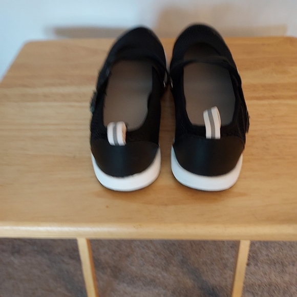 Womans Black shoes - Picture 3 of 4